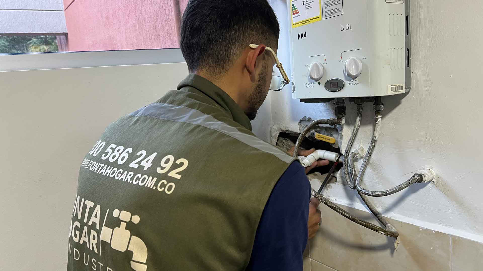 imggggg Plomero experto haciendo reformas de una tubería hidraulica