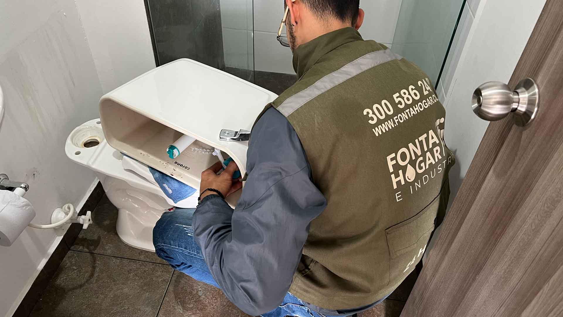 sanitario persona reparando un retrete