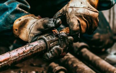 plomero reparando un tubo Soluciones Expertas en Plomería para Hogares y Empresas en Medellín