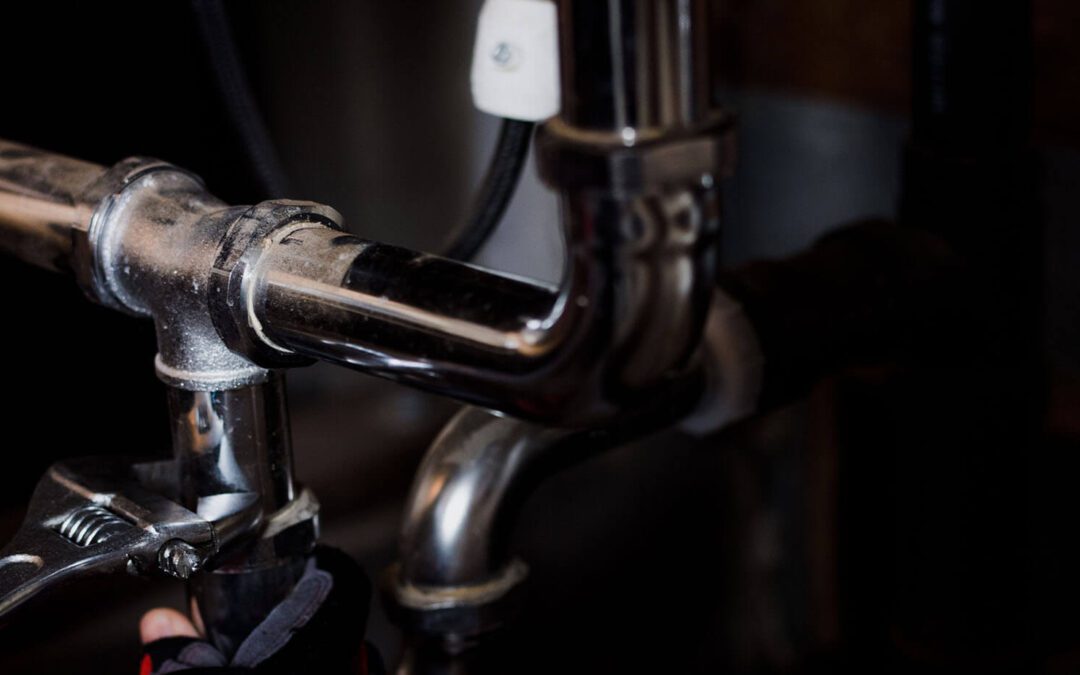 ¡Adiós atascos! Descubre cómo destapar una tubería tapada en minutos.