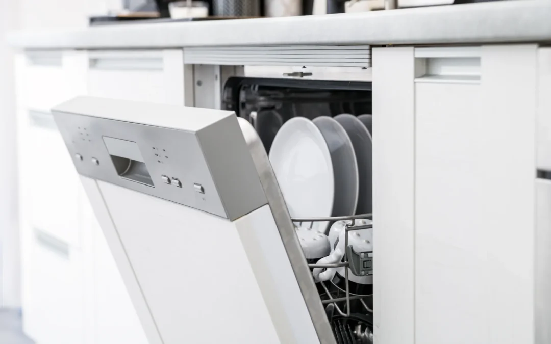 Instalación de Lavavajillas: Requisitos Hidráulicos y Errores Comunes al Conectarlo a la Red de tu Cocina