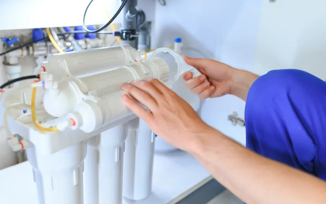 Sistemas de Ósmosis Inversa: Instalación y Mantenimiento del Purificador de Agua Bajo el Lavaplatos